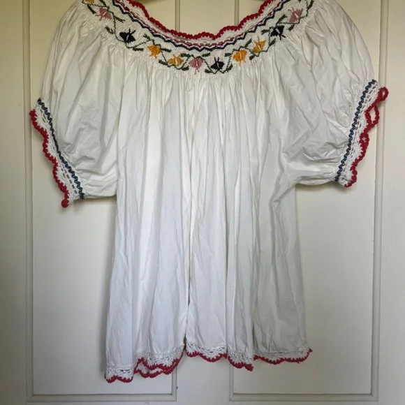 Doen Embroideted Top - Picture 2 of 3